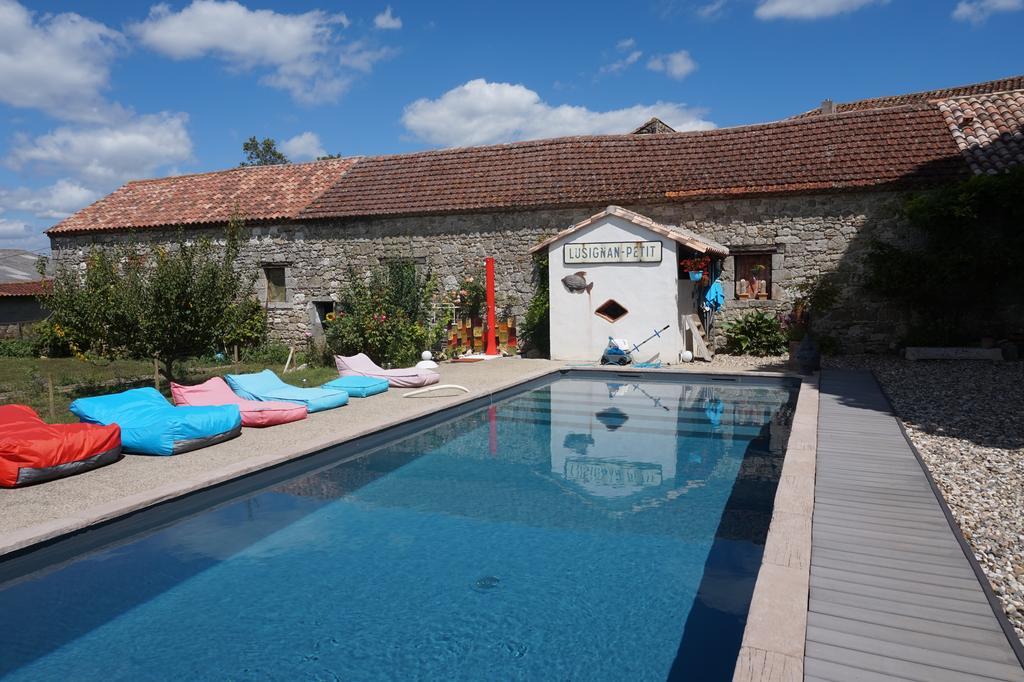 Au Bonheur D'Alphonse Bed & Breakfast Lusignan-Petit Bagian luar foto